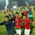 Kapten Tim Indonesia Evan Dimas Pamerkan Piala Pada Suporter