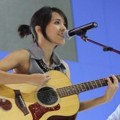 Lala Karmela Saat Tampil di Indonesia International Motor Show 2013