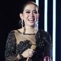 Syahrini Raih Piala Penyanyi Solo Wanita Paling Inbox