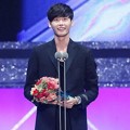 Lee Jong Suk Raih Piala Excellence Actor