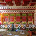 Masyarakat Bekerjasama Membuat Pandals untuk Festival Durga Puja