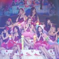 Girls' Generation Duduk di Cake Raksasa