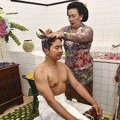 Kanjeng Pangeran Haryo Notonegoro Saat Menjalani Prosesi Siraman