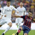 Cristiano Ronaldo Berebut Bola dengan Xavi Hernandez