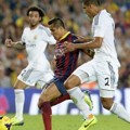 Alexis Sanchez Dikepung Oleh Pemain Real Madrid