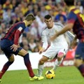 Gareth Bale Dikepung Oleh Para Pemain Barcelona