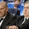 Asisten Pelatih Real Madrid Zinedine Zidane dan Carlo Ancelotti Mengamati Jalannya Pertandingan