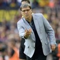 Gerardo Martino Mengawasi dari Pinggir Lapangan