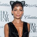 Nicole Richie Memakai Hiasan Kepala Berbentuk Telinga Kucing