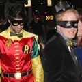 Jesse Tyler Ferguson dan Justin Mikita Kenakan Kostum Batman dan Robin