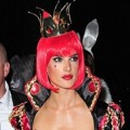 Alessandra Ambrosio Kenakan Kostum Queen of Hearts dari Film 'Alice in Wonderland'