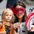 Kostum Bethenny Frankel dan Putrinya Bryn Saat Berjalan-Jalan di New York