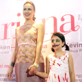 Sophia Latjuba dan Manuela yang Berdandan Ala Halloween