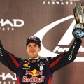 Sebastian Vettel Pamerkan Trofi Juaranya