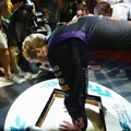 Sebastian Vettel Mencetak Cap Tanganya Setelah Menang di Ronde ke-17