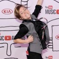 Hannah Hart di Red Carpet YouTube Music Awards 2013