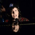 Lady GaGa Menyanyikan 'Dope' Sambil Bermain Piano