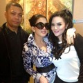 Krisdayanti dan Raul Lemos Berfoto dengan Syahrini