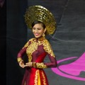 Miss Vietnam Truong Thi May di Sesi Kostum Nasional