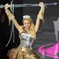 Miss Swedia Alexandra Friberg di Sesi Kostum Nasional