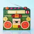 Radio yang Terbuat dari Susunan Berbagai Macam Sayur dan Buah
