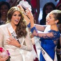 Olivia Culpo Berikan Mahkota Miss Universe pada Gabriela Isler