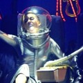 Miley Cyrus Jadi Astronot Saat Nyanyikan 'We Can't Stop'