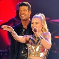 Kolaborasi Robin Thicke dan Iggy Azalea Menyanyikan 'Blurred Lines'