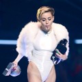 Miley Cyrus Raih Piala Best Video