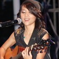 Lala Karmela Saat Tampil di 'Nova Ladies Fair 2013'