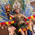 Whulandary Herman Saat Pamerkan Kostum Nasional Indonesia