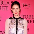 Hilary Rhoda di Pink Carpet Victoria's Secret Fashion Show 2013