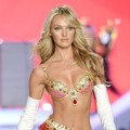 Candice Swanepoel Kenakan Fantasy Bra