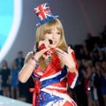 Aksi Panggung Taylor Swift di Victoria's Secret Fashion Show 2013