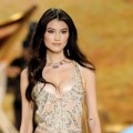 Sui He di Victoria's Secret Fashion Show 2013