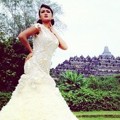 Julia Perez Anggun Kenakan Gaun Kebaya di Candi Borobudur