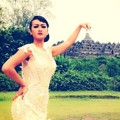 Gaya Lucu Julia Perez Coba Memegang Stupa Candi Borobudur
