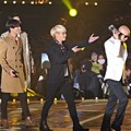 Hong Suk Chun Serahkan Piala Melon Music Awards Top 10 pada SHINee