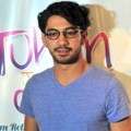 Reza Rahadian Saat Jumpa Pers Film 'Ketika Tuhan Jatuh Cinta'