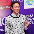 Dimas Anggara Raih Piala Most Stylish Male 'Yahoo OMG! Awards 2013'
