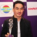 Joe Taslim Raih Piala Celeb of the Year 'Yahoo OMG! Awards 2013'