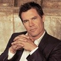 Josh Brolin Berpose untuk The Hollywood Reporter