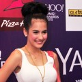 Pevita Pearce Hadir di 'Yahoo OMG! Awards 2013'