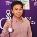 Raditya Dika Raih Piala Favorite New Comedian 'Yahoo OMG! Awards 2013'
