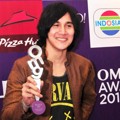 Vino Bastian Raih Piala Most Wanted Male 'Yahoo OMG! Awards 2013'