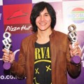 Vino Bastian Raih Piala Most Wanted Male dan Favorite Couple 'Yahoo OMG! Awards 2013'
