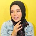 Dewi Sandra di Acara 'Hitam Putih'