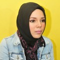 Dewi Sandra di Acara 'Hitam Putih'