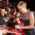 Jennifer Lawrence Berikan Tanda Tangan Pada Fans yang Hadir