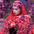 Foto Karya Kirsty Mitchell yang Menggambarkan Kesetiaan